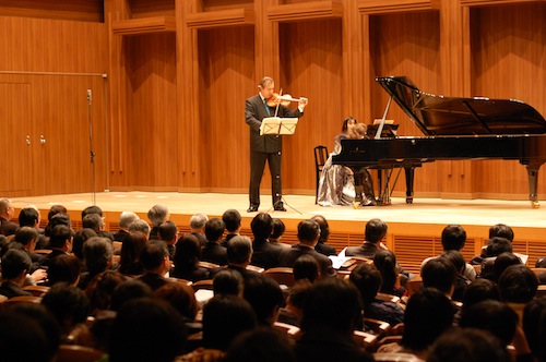 追悼コンサートで演奏するグレブ・ニキティンさんと杉谷昭子さん