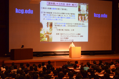 「情報化社会と伝統文化」と題して講演した田中峰子さん。年中行事について詳しく解説しました。