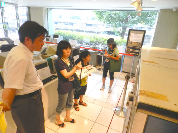 京都駅前校にズラリと並ぶ貴重なコンピュータを見学しました。