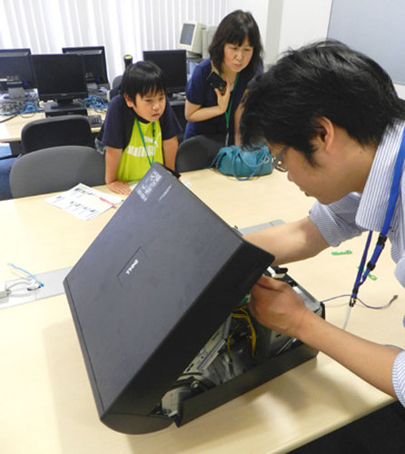 コンピュータの解体”では思わず身を乗り出して,のぞき込んでいました。