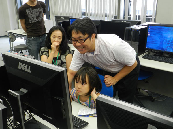 KCGIの学生がパソコンの操作方法などを丁寧に指導。