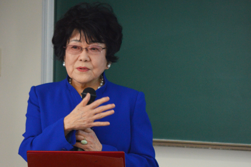 「コンピュータ教育創造と普及の歩み」と題して講演する長谷川靖子学院長