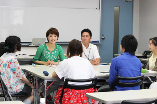 声優 KINAKOさんとマネジャーの岩元トータさんによるIT声優コースの授業「キャリア形成」。学生たちはプロから具体的なアドバイスを聞くことができました（2015年6月25日，KCG京都駅前校）