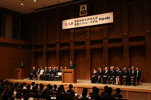 KCG京都駅前校6階ホールで挙行されたKCG，KCGI2015年度後期入学式（9月30日）