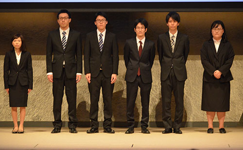 シンポジウムで，性犯罪抑止のために開発したアプリについて発表するKCGの学生プロジェクトチーム「Mobile Police」のメンバー＝2015年11月16日，国立京都会館