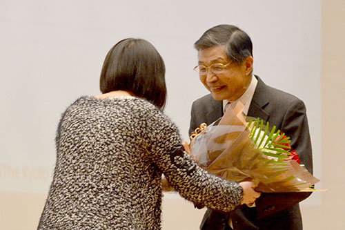 講演後には学生から感謝の花束が贈られました（いずれも2016年3月28日，KCG京都駅前校6階ホール）