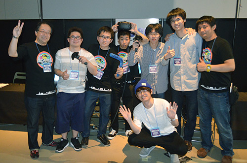 京都市勧業館・みやこメッセで開かれた日本最大規模のインディーゲームの祭典「BitSummit」に参加したKCGグループの学生や教職員（2017年5月21日，KCGブース前）