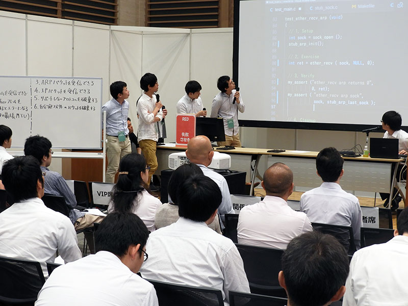 セッション「組込みTDD Live！」で青木さん（前列の左から2人目）はKCGで学んだ知識と技術を存分に披露しました