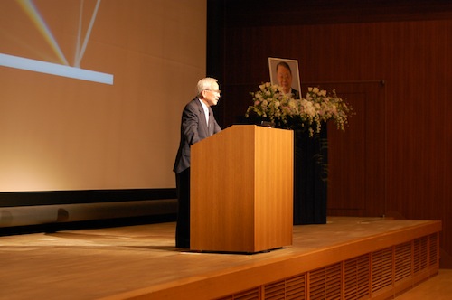 長谷川利治先生の業績を紹介する茨木学長