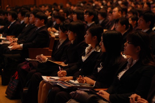 熱心に耳を傾ける学生たち