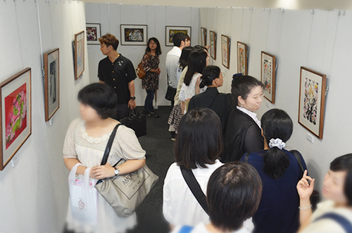 大勢のファンが詰めかけた「CLAMP京都原画展」＝京都情報大学院大学京都駅前サテライト