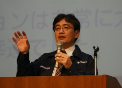 吉川博士は,スライドを使って分りやすく解説