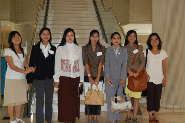 研修のため本学を訪れたヤンゴン・コンピュータ大学の教員の皆さん。（京都駅前校エントランスにて）