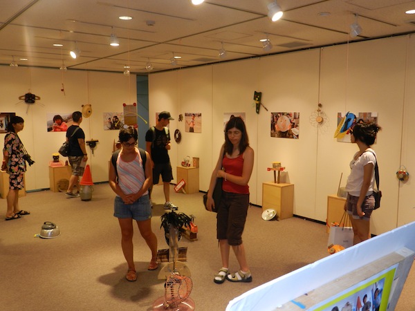 被災地の子どもたちがガレキで作ったオブジェを紹介する展示会(ひと・まち交流館 京都)