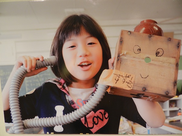 子どもたちのオブジェ制作の様子(パネルより)