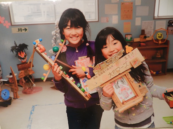 子どもたちのオブジェ制作の様子(パネルより)