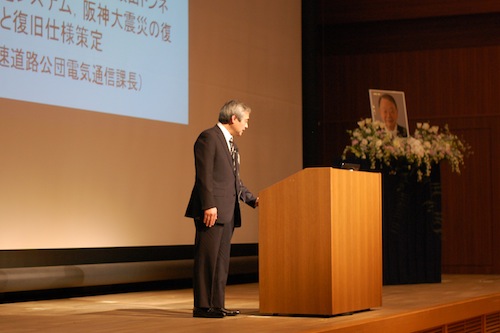 道路制御の分野の業績を紹介する河野・南山大学教授