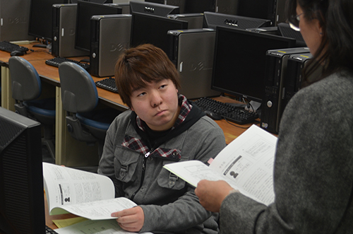 新入生オリエンテーションに臨む，専門学校で全国初の単位制学生として入学した中矢貴之君。学校の設備関連や学生としての心構えを教職員から聞きました。