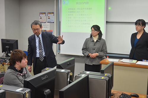 新入生オリエンテーションに臨む，専門学校で全国初の単位制学生として入学した中矢貴之君。学校の設備関連や学生としての心構えを教職員から聞きました。