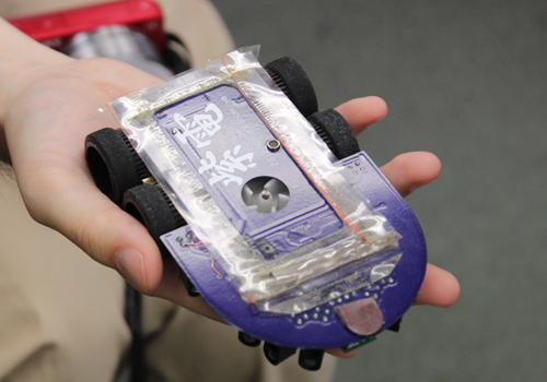 参加者たちは自慢のマイクロマウスを持ち寄りました（優勝した「紫電」）。