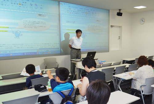 見学の前に，まずはコンピュータ開発の歴史をじっくり勉強。