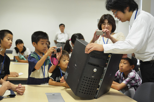 “コンピュータの解体”では思わず身を乗り出し，写真に収めたり，のぞき込んだりしていました。