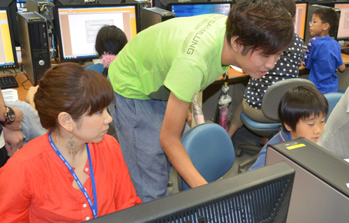 KCGの学生たちがパソコンの操作方法などを丁寧に指導しました。
