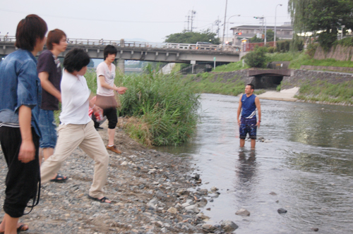 鴨川で石投げ。達人の技も。