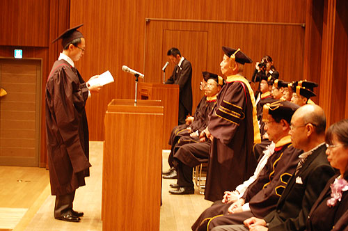 「卒業の辞」を述べる王梦奇さん（左）