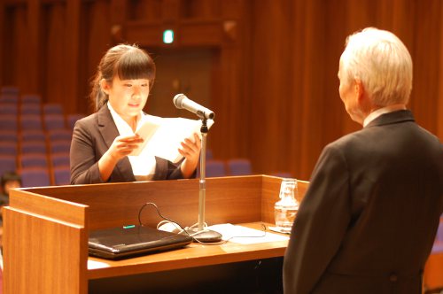 宣誓する新入生代表の朱頴さん