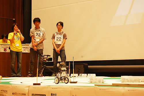 爆走する「ドット京都」のロボット。
