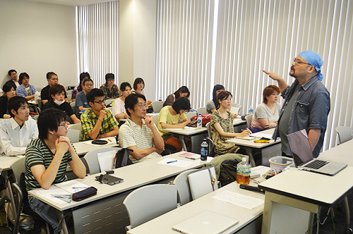 「京都版トキワ荘事業」の講座で，デジタル作画について解説する講師の喜多野土竜のおひとり（KCG京都駅前校・KCGI京都駅前サテライトの教室）