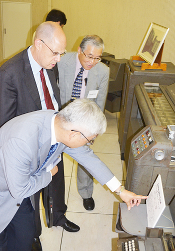 KCG資料館を見学に訪れたIEEE,情報処理学会の一行