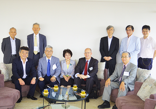 KCG資料館を見学に訪れたIEEE,情報処理学会の一行