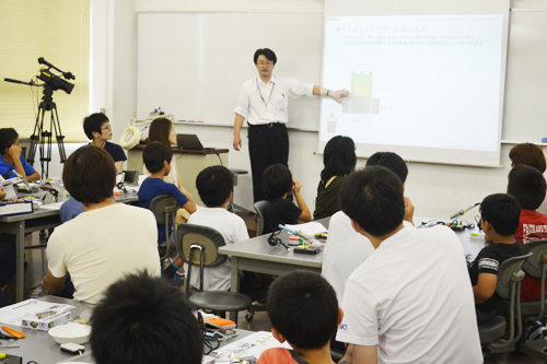 KCGの久保田英司先生がマイコンの基礎知識や「ライントレーサー」の仕組みを説明