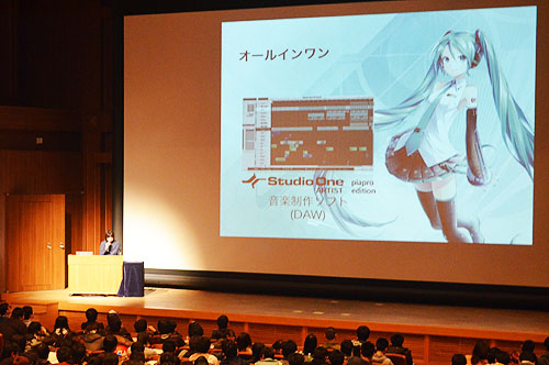 「初音ミク」の歩みや思いについて熱く語る伊藤博之KCGI教授（京都コンピュータ学院6階ホール）