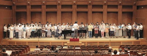 最後は参加者がステージいっぱいに埋め尽くし,「川の流れのように」を響かせました