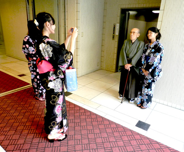 浴衣姿の学生も多く見られ，米田先生と記念写真を撮る光景も見られました。