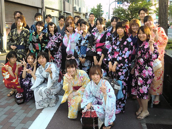 講義の後，学生たちは祇園祭に繰り出しました。「コンチキチン」の音色に包まれ，学生たちは祭を満喫しました。