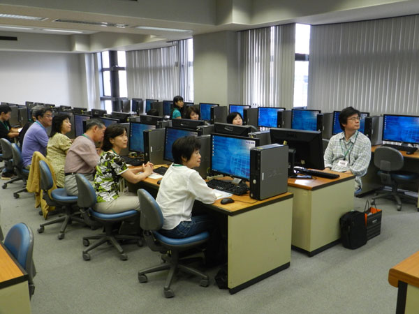 Facebookデビューを果たそうと，幅広い層から参加していただきました。