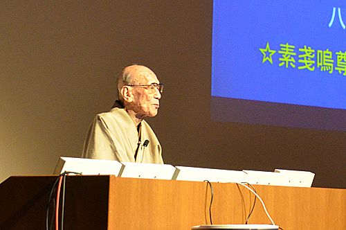 サマーフェスタ2012の講演会で祇園祭について解説する満102歳の米田貞一郎先生