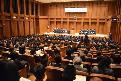 盛大に挙行された2014年度京都情報大学院大学の学位授与式，京都コンピュータ学院，京都日本語研修センター，および京都自動車専門学校の卒業式