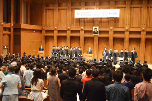 2015年度前期のKCGI学位授与式とKCG卒業式。勉学を修めた仲間たちは,たくさんの思い出を胸に第一線の舞台へと巣立っていきました(2015年9月15日,KCG京都駅前校6階大ホール)