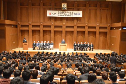 盛大に挙行された2016年度京都コンピュータ学院,京都情報大学院大学,京都日本語研修センター,および京都自動車専門学校の入学式。大勢の新入生が会場を埋め尽くしました(2016年4月9日,京都駅前校6階ホール)