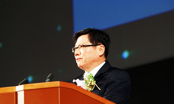 KCGグループ創立50周年記念式典で来賓祝辞を述べる李弘燮 元KCGI教授(2013年6月1日,国立京都国際会館)。韓国政府よりこのほど大統領府直属個人情報保護委員会委員長(大臣級)に任命されました