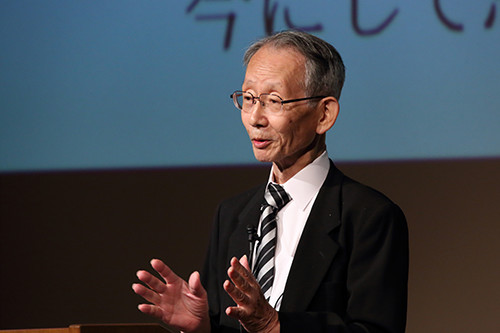 長谷川繁雄先生のエピソードを語る作花一志先生