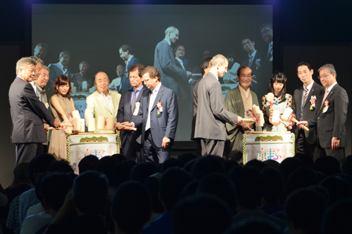 鏡開きで京まふ2016の開幕を祝う実行委員ら。左端が長谷川亘KCGグループ統括理事長