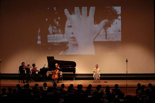 パフォーマンスと映像が加わり，舞台芸術をつくり出しました（2016年11月4日，京都コンピュータ学院 京都駅前校コンサートホール）