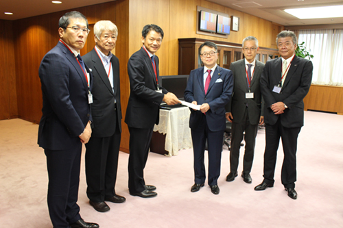 世耕弘成経済産業大臣に提言書を手渡すIT連盟の代表団(写真右端が長谷川亘KCGグループ統括理事長)
