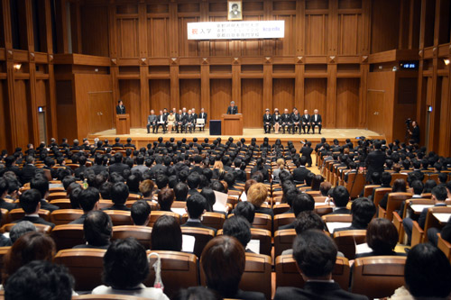 盛大に挙行された2017年度KCGグループの入学式。入学者増により午前，午後の2回に分けて実施，いずれも大勢の新入生が会場を埋め尽くしました（2017年4月8日午前の部，京都駅前校6階ホール）